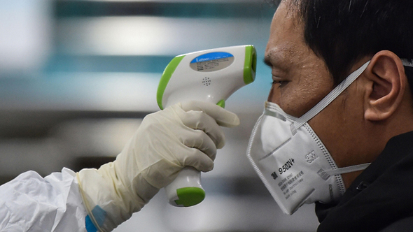 מדידת חום לאדם בסין בשל נגיף הקורונה, צילום: איי אף פי