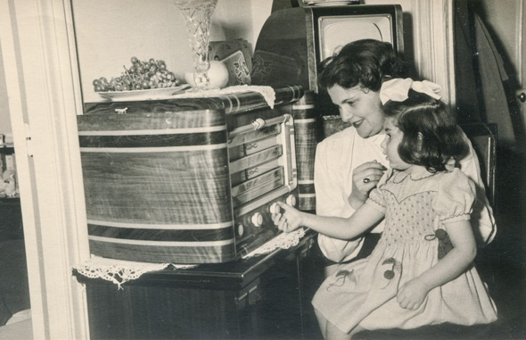 מאזינים לרדיו ביתי, בתחילת שנות החמישים, צילום: שאטרסטוק