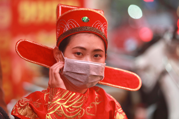 אישה לובשת מסיכה בהאנוי, וייטנאם