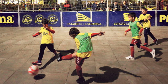 שחקנים צעירים משחקים כדורגל (ארכיון), צילום: רויטרס