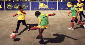 שחקנים צעירים משחקים כדורגל (ארכיון)