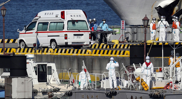 צוות רפואי על "ספינת הקורונה", צילום: EPA