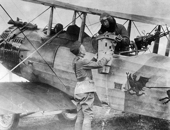 מצלמת אוויר על מטוס סיור ממלחמת העולם הראשונה