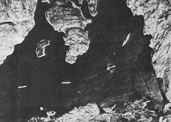ספינת המערכה הנאצית ביסמארק, שאותרה בידי ספיטפייר צילום בשטח נורווגיה. צילום מגובה של כ-25,000 רגל