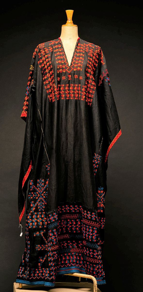 שמלה פלסטינית רקומה מאוסף שולמית אלוני  