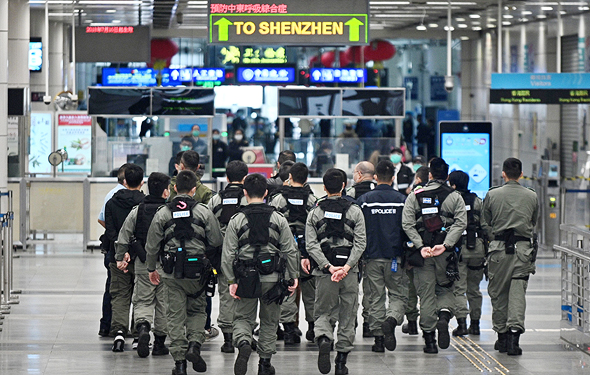 שוטרים במעבר הגבול בין שנזן להונג קונג