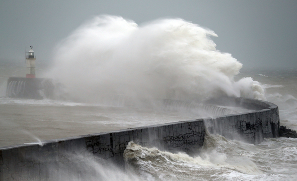 גלים מכים במזח בניו הייבן בדרום מזרח אנגליה