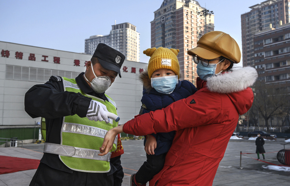 אנשים בסין נזהרים מהקורונה, צילום: גטי אימג