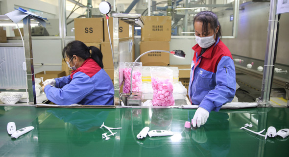   קורונה עובדים המייצרים מדי חום במפעל במחוז שאנדונג בסין