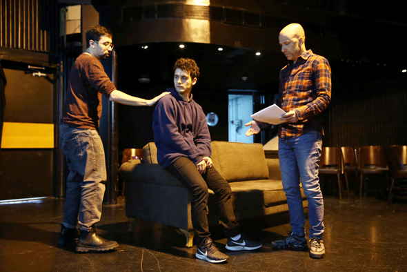 דרור קרן (מימין), אלון סנדלר וגלעד קמחי בחזרות. "כל אחד פותח את הסיפורים האישיים שלו"