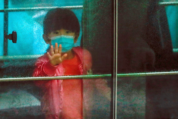 ילד עם מסיכה בסין