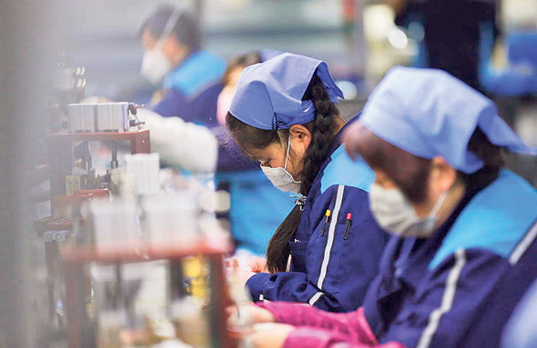 פועלים מפעל בסין, צילום: אי.פי.אי