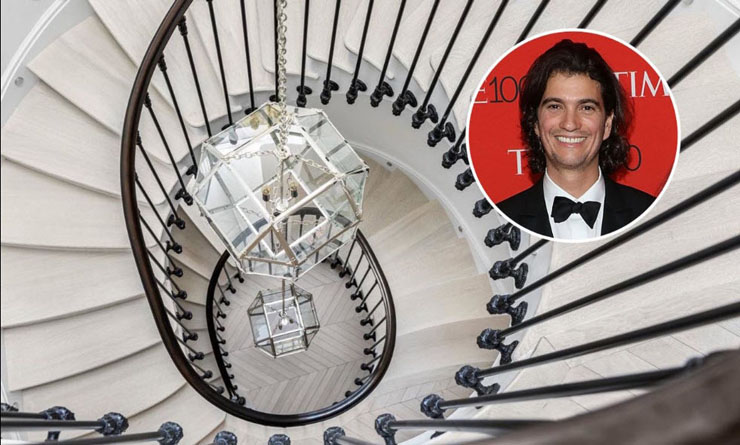 אדם נוימן, ברקע גרם המדרגות בטריפלקס, צילום: compass