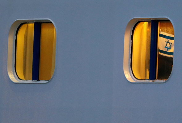 דגל ישראל באחד מחלונות הספינה, צילום: רויטרס