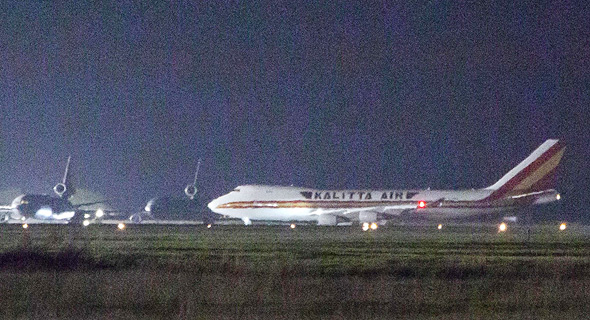 מטוס ועליו נוסעים אמריקאים מספינת קורנה בדרך לארה"ב, צילום: איי אף פי
