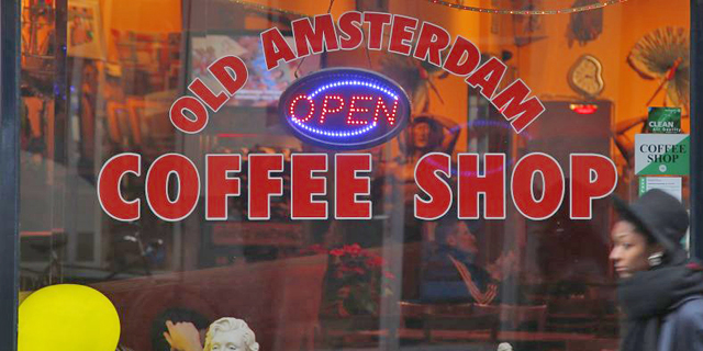 אמסטרדם שוקלת לאסור על תיירים לבקר בקופי-שופס המוכרים מריחואנה