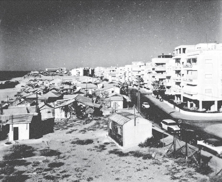 מחנה פליטים על חוף הים | מבט מדרום על שכונת מחלול - היום כיכר אתרים וחוף גורדון