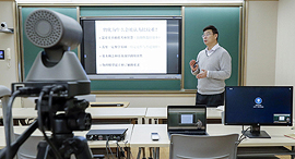 A professor at Peking University teaching a remote class. Photo: TNS