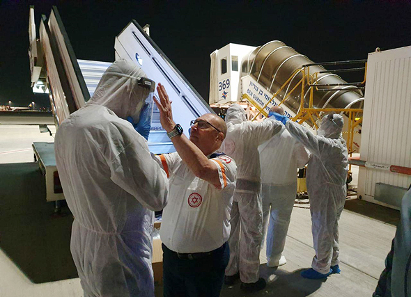 צוות מד"א ליד מטוס קוריאן אייר מתכונן להורדת נוסעים, צילום: דוברות מד"א