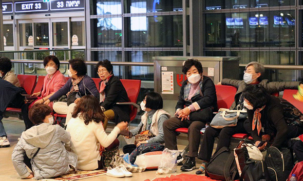 תיירים מדרום קוריאה בנתב"ג. לא יורשו להיכנס לישראל