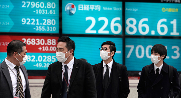 Japanese businessmen in Tokyo. Photo: IPA