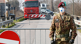 חייל במחסום באיטליה, צילום: אי פי איי