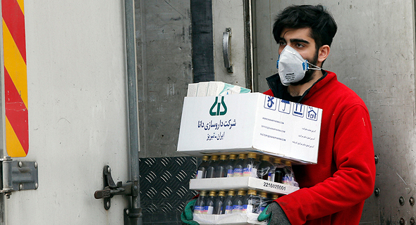 מתגונן מפני הקורונה באיראן, צילום: אי פי איי