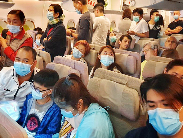 חובשים מסכות בטיסה, צילום: איי אף פי