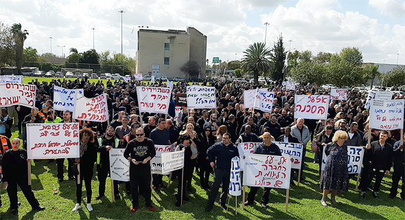הפגנה של עובדי אל על באסיפת חירום