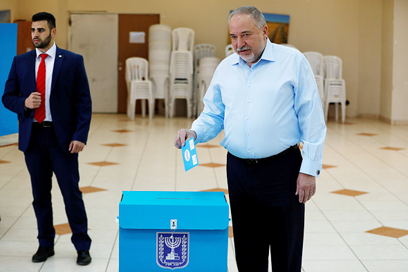 אביגדור ליברמן יו"ר ישראל ביתנו מצביעה בחירות 2020, צילום: רויטרס