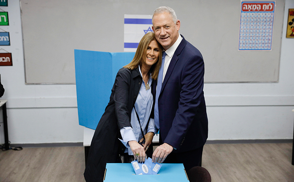 בחירות 2020 בני גנץ יו"ר כחול לבן ואשתו מצביעים, צילום: איי פי