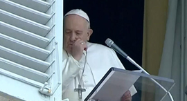 האפיפיור פרנציסקוס מצונן 