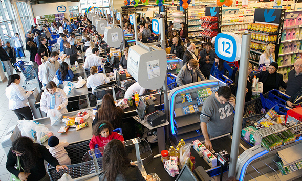 תורים בסופרמרקט. “הצרכנים ממהרים להצטייד מחשש למחסור מקומי”, מדווחים ברשתות, צילום: ענר גרין