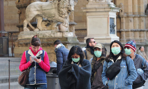 בהלת הקורונה. תיירים עם מסכות בפירנצה, איטליה