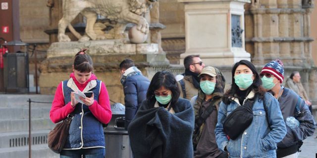 בהלת הקורונה. תיירים עם מסכות בפירנצה, איטליה, צילום: רויטרס