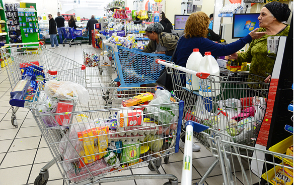 טירוף קניות בצל הקורונה, בסופרמרקט בבאר שבע, צילום: הרצל יוסף