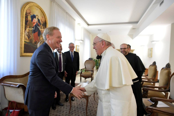 האפיפיור נפגש עם נשיא מיקרוסופט, בראד סמית