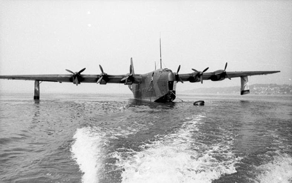אורך של 43 מ', מוטת כנפיים - 60 מ', ושישה מנועים: ספינת הטייס BV238