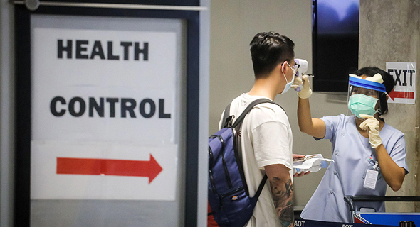 בדיקת חום קורונה וירוס נוסע שדה תעופה בנקוק תאילנד, צילום: איי אף פי