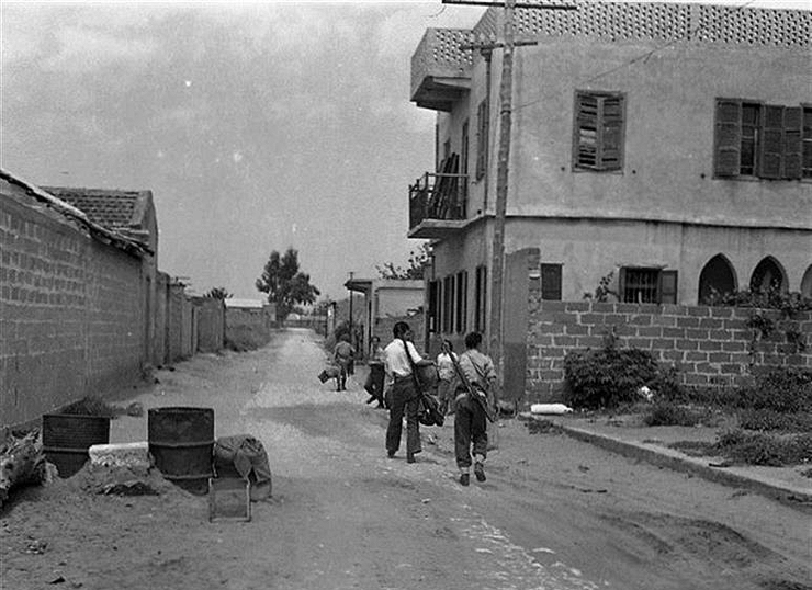 חיילים מתהלכים בכפר הנטוש לאחר כיבושו