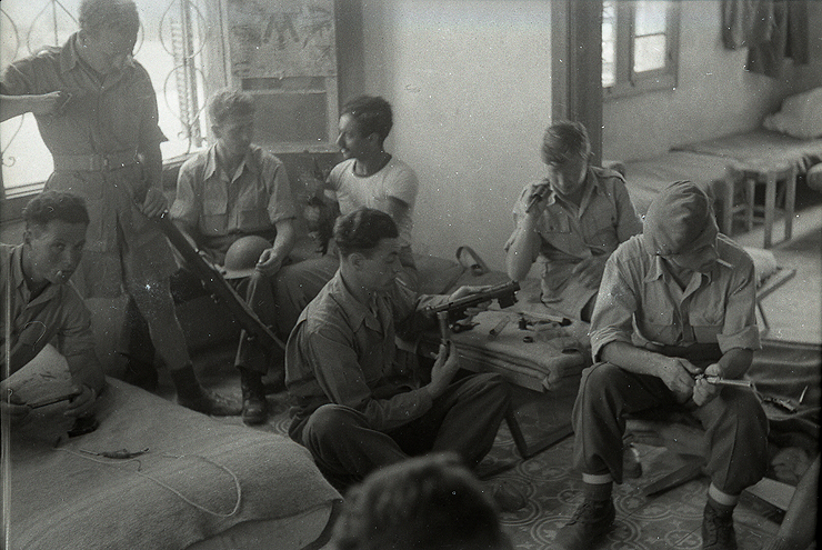 חיילי ההגנה מנקים את נשקם בבית נטוש במהלך הקרבות, צילום: אוסף בנו רותנברג