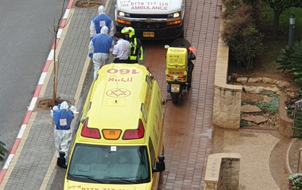 צוות של מד"א מפנה חולה בקורונה בנס ציונה
