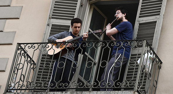 שרים במרפסת בטורינו