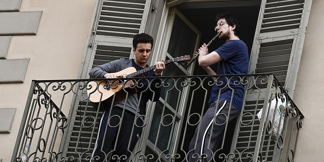 מרגש: האיטלקים שרים במרפסות