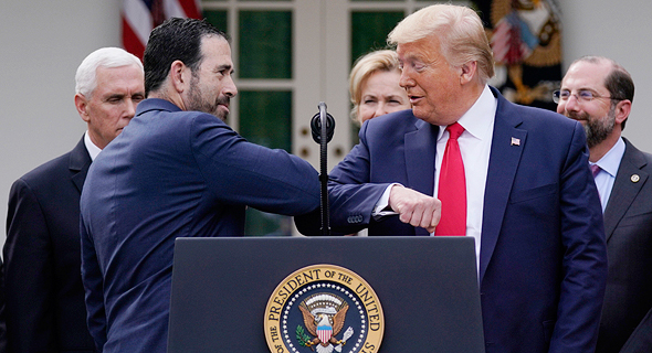 נשיא ארה"ב  דונלד טראמפ מתרגל "נגיעת מרפקים" במקום לחיצת יד במסיבת עיתונאים בבית הלבן, שלשום