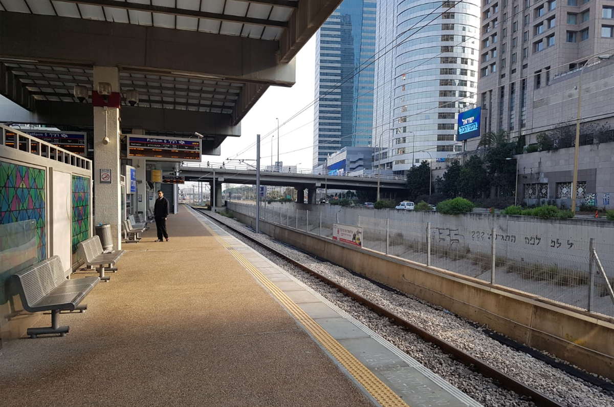 רציף רכבת ריק, הבוקר בתל אביב