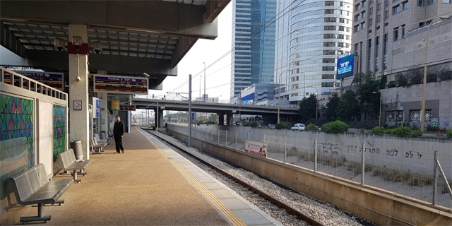 תחנת רכבת שוממת בזמן הקורונה, צילום: עופר צור