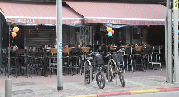 A closed cafe, Tel Aviv. Photo: Yariv Katz