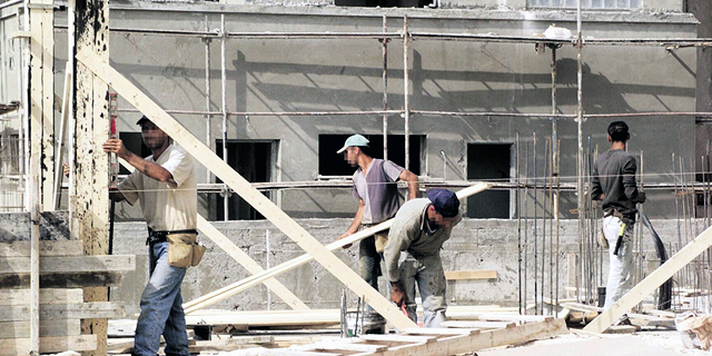 אתר בנייה עם פועלים פלסטינים, צילום: צביקה טישלר