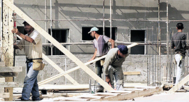 פועלי בניין פלסטינים. מספר הפועלים ירד משמעותית, צילום: צביקה טישלר